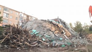 Elazığ'da kontrollü yıkımda hasarlı bina böyle çöktü