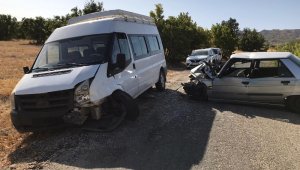 Elazığ'da minibüs ile otomobil çarpıştı: 1'i ağır 6 yaralı