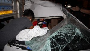 Kazada savrulan araç tırın altına girdi, sıkışan yaralı kurtarıldı