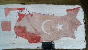 Kurutmalık domateslerle hem Elazığ haritası, hemde ay-yıldız oluşturuldu