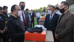 Elazığ'da 104 spor kulübüne malzeme yardımı yapıldı