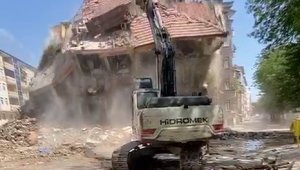 Elazığ'da 'korna' sesi ile 4 katlı bina yıkıldı
