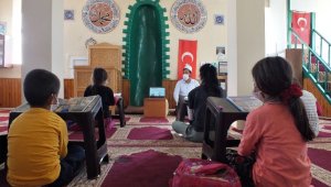 Elazığ'da cami depremzede öğrencilerin eğitim yuvası oldu