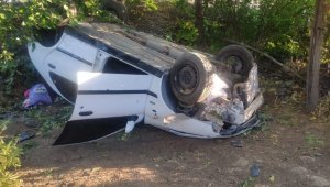 Elazığ'da otomobil bahçeye uçtu:1 ölü,2 yaralı