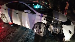 Elazığ'da otomobil direğe çarptı: 4 yaralı