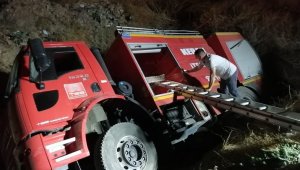 Kamyon kazasına giden itfaiye aracı şarampole devrildi