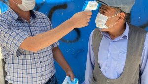Köy muhtarı kapı kapı gezerek ateş ölçüyor, maske dağıtıyor