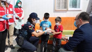 Mehmetçik konteyner kentte kalan ailelere aşure dağıttı