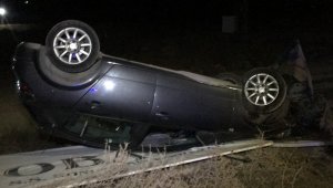 Ters dönen otomobilden sürücü, yara almadan kurtuldu