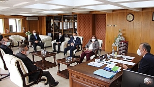 Başarılı öğretim üyelerine plaket