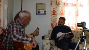 Köy köy dolaşıp sözlü halk geleneğini kayıt altına alıyor