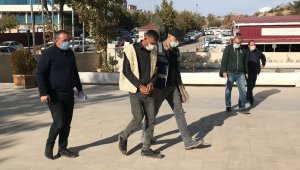 Polis, aranan hırsızı girdiği evde suç üstü yakaladı