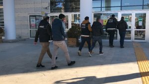 Sırt çantasından 2,5 kilo uyuşturucu çıktı
