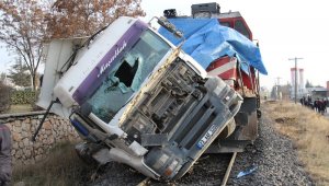 Elazığ'da tren, çarptığı tırı 100 metre sürükledi: 5 yaralı