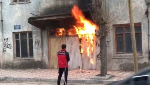 Yine bir metruk ev yangını
