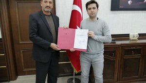 Muhtar, yıllık maaşının yarısını çocuklar ve sokak hayvanları için bağışladı