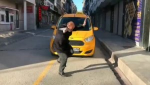 Müziğin ritmine kendini kaptıran taksici gülümsetti