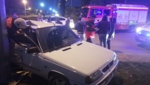 Otomobil aydınlatma direğine çarptı: 2 yaralı