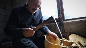 69 yaşında, saz teknesi yapıp Fransa'ya bile satıyor