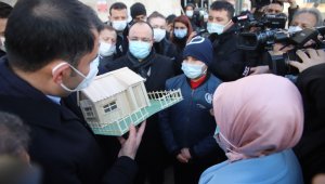 Bakan Kurum'a yaptığı maket evi hediye etti