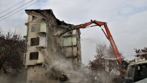 Elazığ'da 5.3'lük depremde ikinci kez hasar alan binanın yıkımı başladı