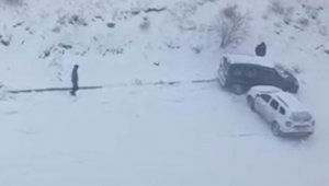 Elazığ'da karlı yolda otomobil böyle kaydı