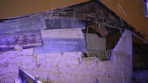 Elazığ'da evin duvarı yıkıldı, aile panikle dışarı kaçtı