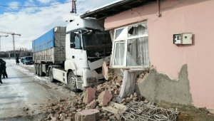 Kontrolden çıkan tır eve çarptı: 1 yaralı
