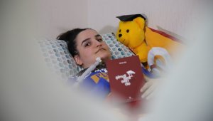 Üç makineye bağlı yaşayan Nurçin, tek parmağı ile 3'üncü kitabını çıkardı