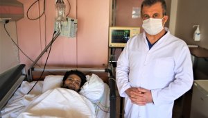 2 ton kalıbın altında kaldı, hayata tutundu