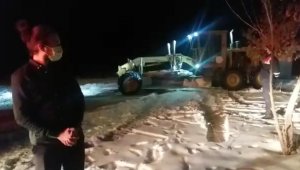Araçları kara saplanan aileyi jandarma kurtardı