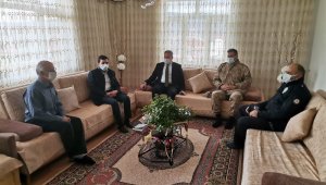 Baskil Kaymakamı Yılmaz, gazileri evinde ziyaret etti