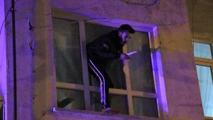 Çocuğunu görmek için bıçakla cama çıktı, kendini polise ihbar etti