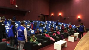 Depremzede çocuklar sinema keyfi yaşadı