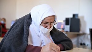 Kur'an-ı Kerim okumak için 70 yaşında okuma yazma öğreniyor