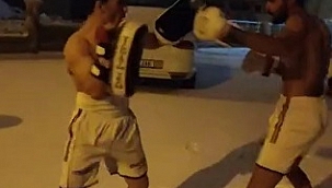 Soğuğa aldırmadan giysilerini çıkartıp kick boks yaptılar