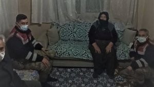 Yalnız yaşayan yaşlı kadına, jandarmadan ziyaret