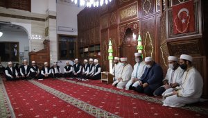 Berat Kandili'nde eller semaya açıldı