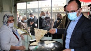 Denetime çıkan Vali, hem çay borçlarını ödedi, hem de gözleme yaptı