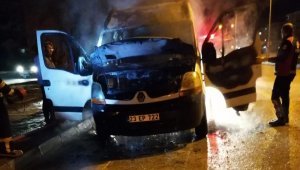 Elazığ'da seyir halindeki minibüs yandı