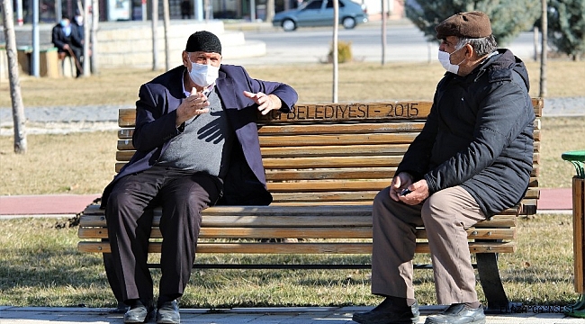 Elazığ'da yasak kalktı yaşlı ve gençler, bahar havasının tadını çıkardı