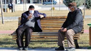 Elazığ'da yasak kalktı yaşlı ve gençler, bahar havasının tadını çıkardı