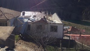 Elazığ'ın 2 ilçesinde fırtına bazı çatıları uçurdu