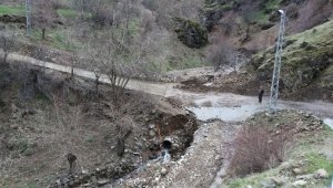 Heyelan nedeniyle kapanan köy yolu, ulaşıma açıldı