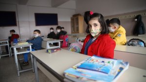 Orta riskli Elazığ'da yüz yüze eğitim başladı, öğrenciler ders başı yaptı