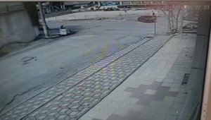 Otomobil ile hafif ticari araç böyle çarpıştı