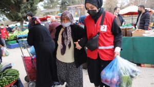 Vefalı gençler, pazara gitti yaşlılara yardım etti