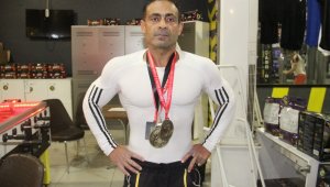 Gündüz boya badana, gece spor yaparak vücut geliştirme şampiyonu oldu