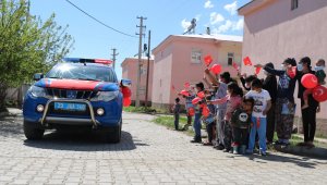 Mehmetçik köy çocuklarını sevindirdi