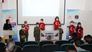 Öğrenciler, jandarmayı ziyaret edip şehitler anısına program yaptı